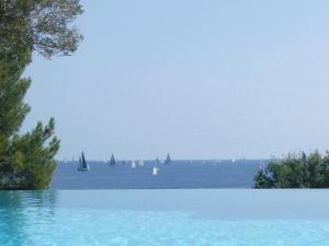 - une vue sur une étendue d'eau avec des voiliers dans l'établissement Lou Trelus, à Sainte-Maxime