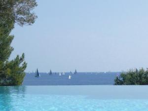 vista su una cassa d'acqua con barche a vela di Lou Trelus a Sainte-Maxime