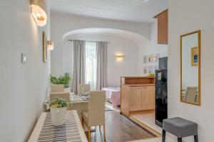 Il comprend une cuisine et un salon avec une table et des chaises. dans l'établissement Apartments Riva Lucija, à Split