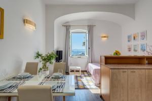 Televízia a/alebo spoločenská miestnosť v ubytovaní Apartments Riva Lucija by Litto