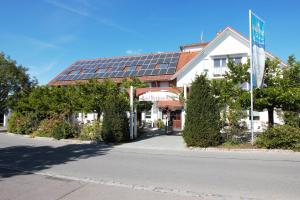 Hotel Wirtshaus Krone في فريدريشسهافن: منزل عليه لوحات شمسية