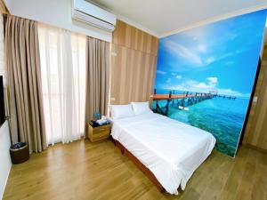 馬公市的住宿－澎湖海晴民宿，一间卧室配有一张床,享有海景