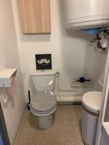 La petite salle de bains est pourvue de toilettes et d'un lavabo. dans l'établissement Grand studio 5 personnes Station Familiale Montclar, à Montclar