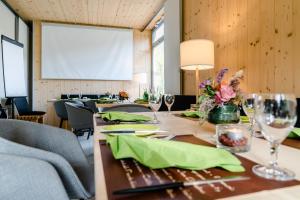 einen Konferenzraum mit einem langen Tisch mit Weingläsern in der Unterkunft Schönhagener Mühle in Pritzwalk