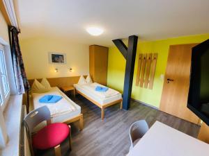 Gallery image of Haus Rosenbaum am Rennsteig Gruppenhaus - Pension - Begegnungsstätte bis 50 Personen in Neuhaus am Rennweg