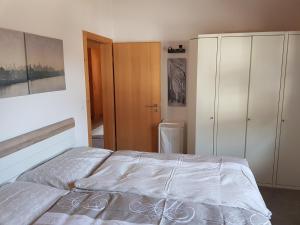 Postel nebo postele na pokoji v ubytování Neuwertige 3 ½ Zimmer-Wohnung in Zillis/Andeer