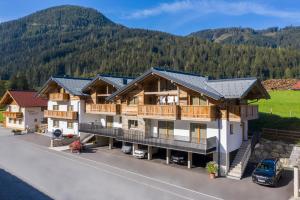 widok z lotu ptaka na dom z górami w tle w obiekcie CHALET MONTIS w mieście Flachau