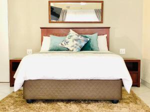 C&C HOTEL VIBES Randpark Ridge JHB 14 Units Availableにあるベッド