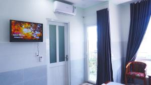 A television and/or entertainment centre at Homestay Bảo Trân