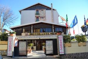 un bâtiment avec un panneau indiquant pour la première fois dans l'établissement Hotel Sila, à Camigliatello Silano