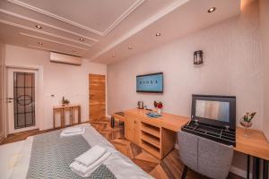 Barka B'n'B - Elegant Seaview Rooms tesisinde bir televizyon ve/veya eğlence merkezi