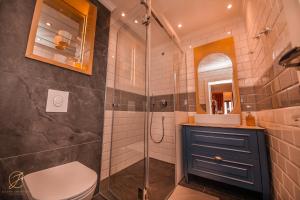 y baño con ducha, aseo y lavamanos. en Barka B'n'B - Elegant Seaview Rooms en Herceg-Novi