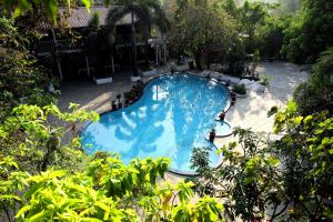 uma vista sobre uma grande piscina azul em Pali Village Resort em Mire