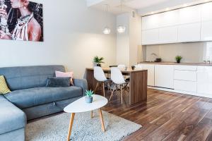 salon z kanapą i stołem w obiekcie Bulwar Apartament w Głogowie