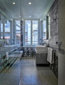Een badkamer bij Lords of Verona Luxury Apartments