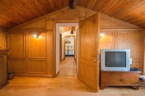 Cette chambre dispose d'une télévision dans une armoire et d'un couloir. dans l'établissement B&B Marie Therese, à Torreano