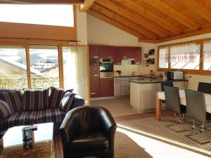 una sala de estar con un sofá y una mesa en Neuwertige 3 ½ Zimmer-Wohnung in Zillis/Andeer, en Zillis