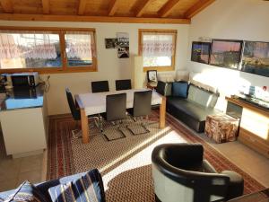 una sala de estar con una mesa y un sofá en Neuwertige 3 ½ Zimmer-Wohnung in Zillis/Andeer, en Zillis