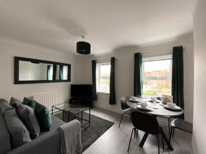 高威科姆的住宿－Saffron Court by Wycombe Apartments - Apt 12，客厅配有沙发和桌子