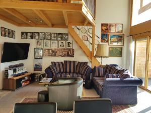 Posezení v ubytování Neuwertige 3 ½ Zimmer-Wohnung in Zillis/Andeer