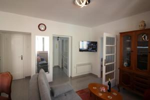 TV a/nebo společenská místnost v ubytování Apartment Agata in city center