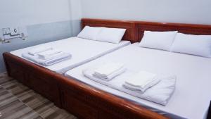 Un pat sau paturi într-o cameră la Homestay Bảo Trân