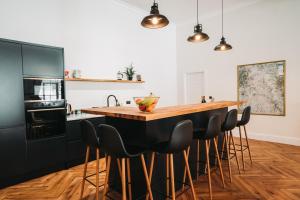 uma cozinha com um balcão de madeira e electrodomésticos pretos em Litton Mill Retreat, Luxury Converted Mill em Cressbrook