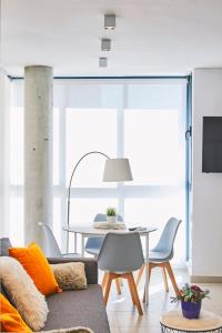 uma sala de estar com mesa e cadeiras em EDIFICIO SAN FELIX em Castellón de la Plana