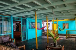 una habitación con hamacas colgando del techo en Refugio Mr Jerry Eco Hostal en Bahía Solano