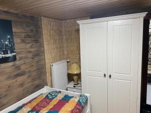 Dormitorio pequeño con cama y lámpara en Ubytovanie v prírode, en Čaka