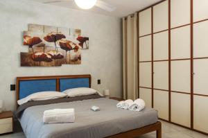 een slaapkamer met een bed met twee handdoeken erop bij VILLA FENIX BERGAMO in Bergamo