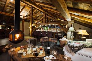 ein Wohnzimmer mit einem Sofa und einem Tisch in der Unterkunft Chalet Debussy - Our elegant farmhouse in Montriond