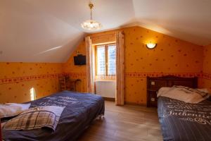 a bedroom with two beds and a window at Chambres et table d'hôtes - Domaine de Bardenat in Marquay +22 photos