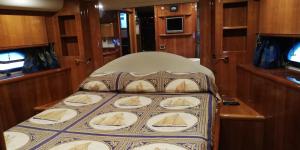 ein Bett auf der Rückseite eines Bootes in der Unterkunft Gianetti 50' HT in Sorrent