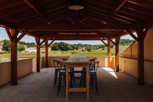 eine Terrasse mit einem Tisch und Stühlen auf dem Dach in der Unterkunft Chambres d'hôte & Gîte Château Le Conte - Saint Emilion in Saint-Hippolyte