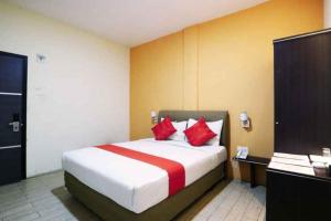 Blitz Hotel Batam Near Sultan Mahmud Ri'ayat Shah客房内的一张或多张床位