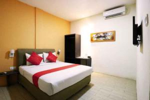 Blitz Hotel Batam Near Sultan Mahmud Ri'ayat Shah客房内的一张或多张床位