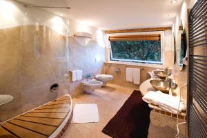 y baño con lavamanos, aseo y lavamanos. en Residence Balocco Porto Cervo en Porto Cervo