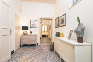 een kamer met een gang met witte muren en een ladekast bij Casa Particular Luxury in Palermo
