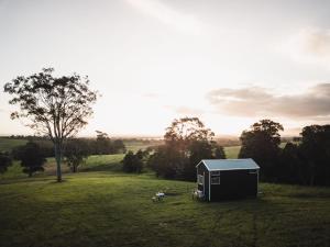 a small shed in the middle of a field at Little Magic on Magic Mountain in Coolangatta