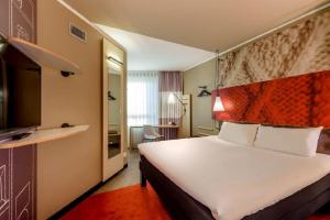 Cama ou camas em um quarto em ibis Köln Centrum