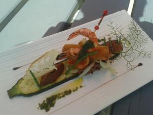 a plate of food with shrimp and vegetables on it at Le Parasol in Ars-en-Ré
