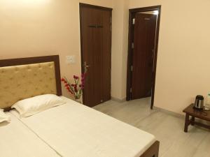 a bedroom with a bed and a door with flowers at Mi Casa Sector 47 in Gurgaon
