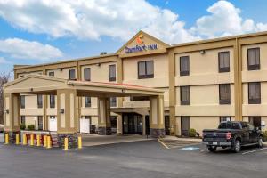 un hotel con un camión estacionado en un estacionamiento en Comfort Inn Paducah I-24, en Paducah