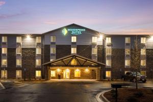 紐南的住宿－WoodSpring Suites Atlanta Newnan，酒店前方的 ⁇ 染