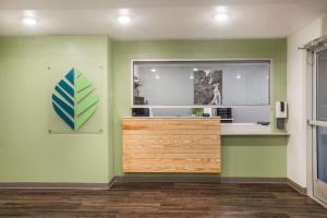 紐南的住宿－WoodSpring Suites Atlanta Newnan，一个带绿色墙壁和大窗户的厨房