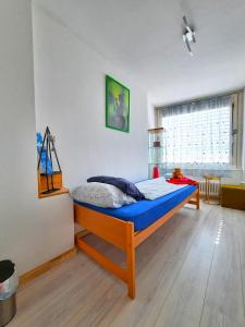 1 dormitorio con cama con sábanas azules y ventana en 13 Family central modern app with Lake View, en Montreux