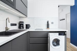 Kuchyňa alebo kuchynka v ubytovaní Studio Spokojna Kraków by Noclegi Renters