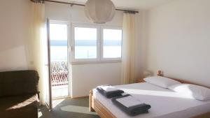 Posteľ alebo postele v izbe v ubytovaní Apartment in Duce with sea view, balcony, air conditioning, WiFi 237-1
