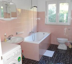 Kúpeľňa v ubytovaní Apartment in Duce with sea view, balcony, air conditioning, WiFi 237-1